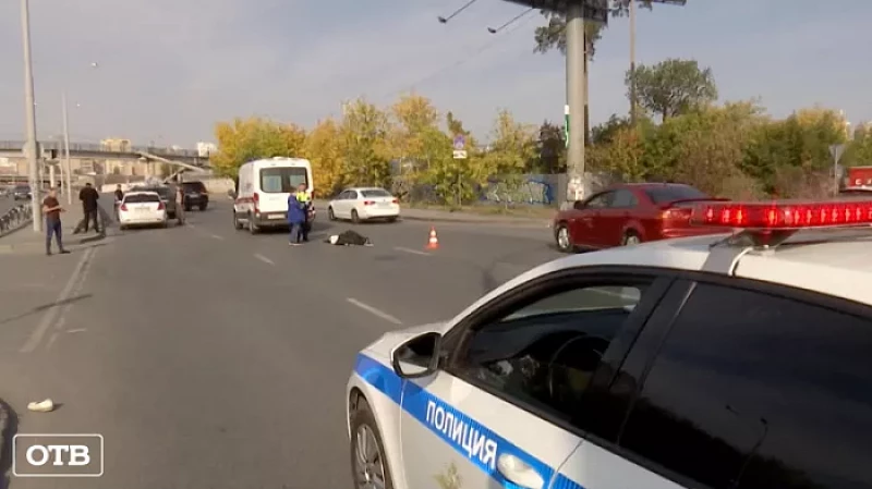 Перебегала дорогу: в Екатеринбурге мужчина сбил насмерть 64-летнюю женщину