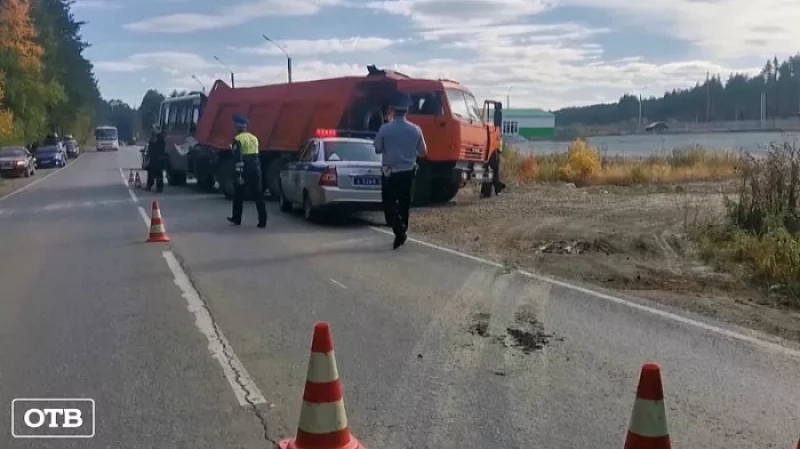 В Берёзовском рейсовый автобус «поцеловал» впереди идущий КамАЗ