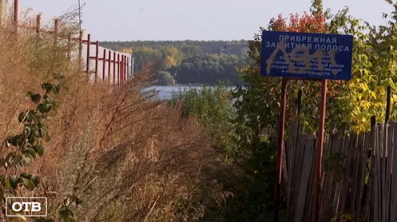 Жители частного сектора в Екатеринбурге утверждают: сосед лишил их доступа к пруду