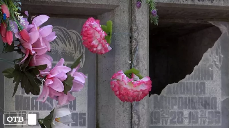 Неизвестные разбили 53 ячейки и украли урны с прахом на Сибирском кладбище