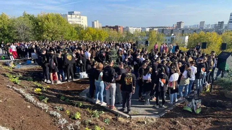 Губернатор Куйвашев принял участие в субботнике на Метеогорке