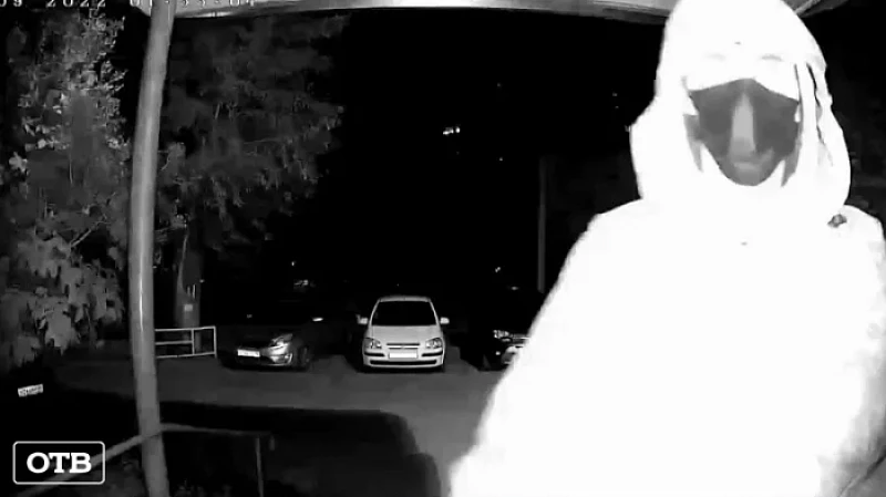 За ночь более 40 подъездов в Екатеринбурге лишились домофонов