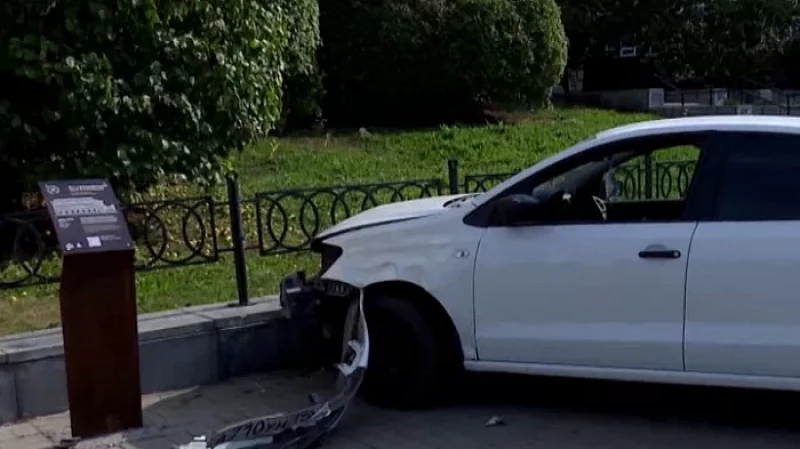 В центре Екатеринбурга таксист снёс забор и выехал на пешеходную зону