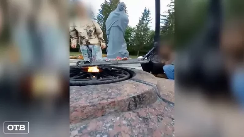 В Каменске-Уральском подростки жарили мясо на Вечном огне