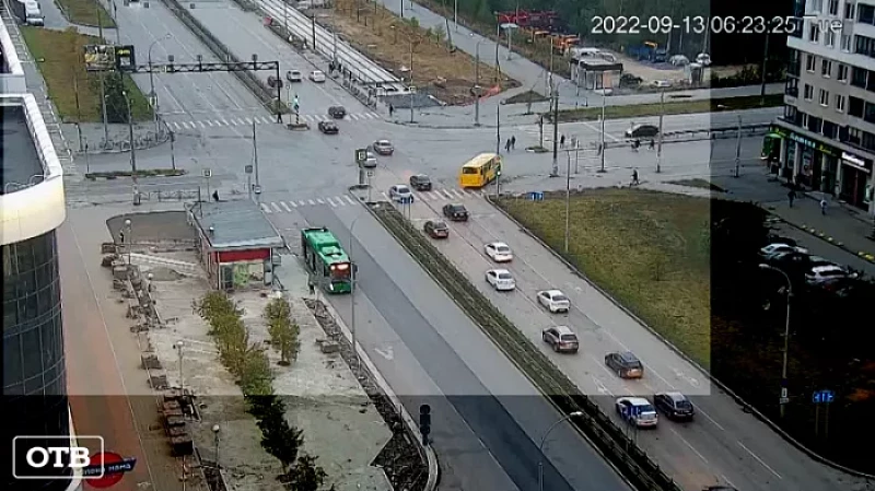 Легковушка влетела в автобус, который стоял на остановке