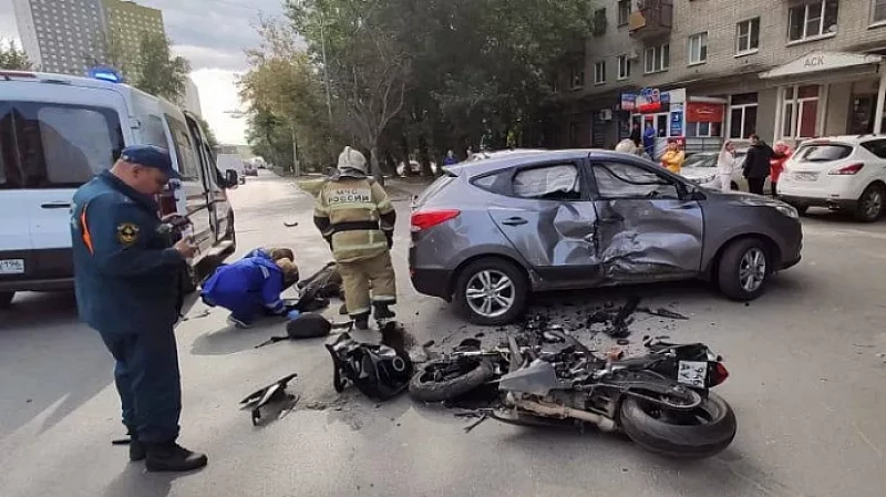 В Екатеринбурге женщина насмерть сбила 18-летнего мотоциклиста