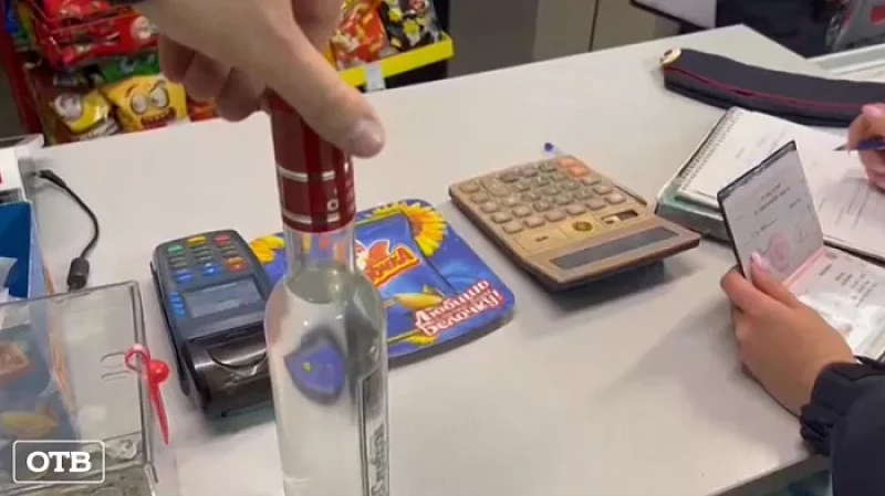 Полицейские в магазине Первоуральска изъяли 250 флаконов со спиртом и 500 пачек сигарет