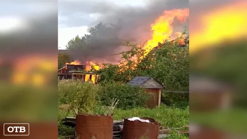 Неизвестные массово поджигают дачные домики под Екатеринбургом