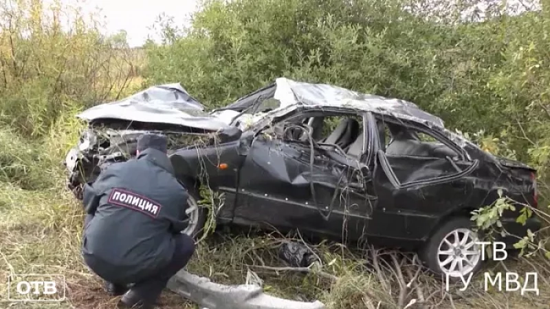Под Алапаевском водитель без прав с полным салоном пассажиров вылетел с трассы и 10 раз перевернулся