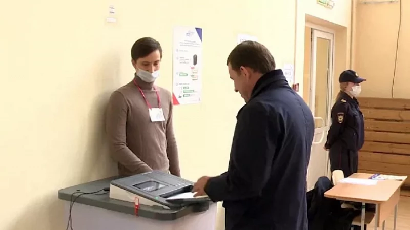 На выборах губернатора Свердловской области с утра проголосовали больше 365 тыс. уральцев