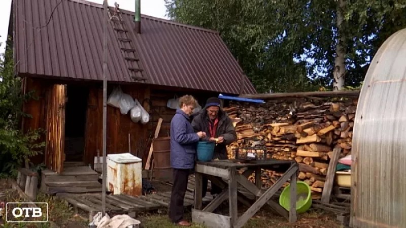 Семья из Ревды переехала из аварийного дома в баню