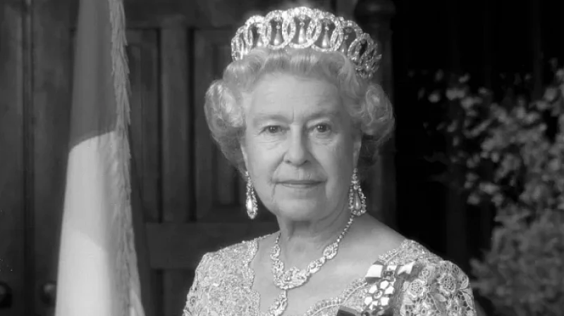 Памяти королевы: в Екатеринбурге горожане несут цветы к посольству Великобритании