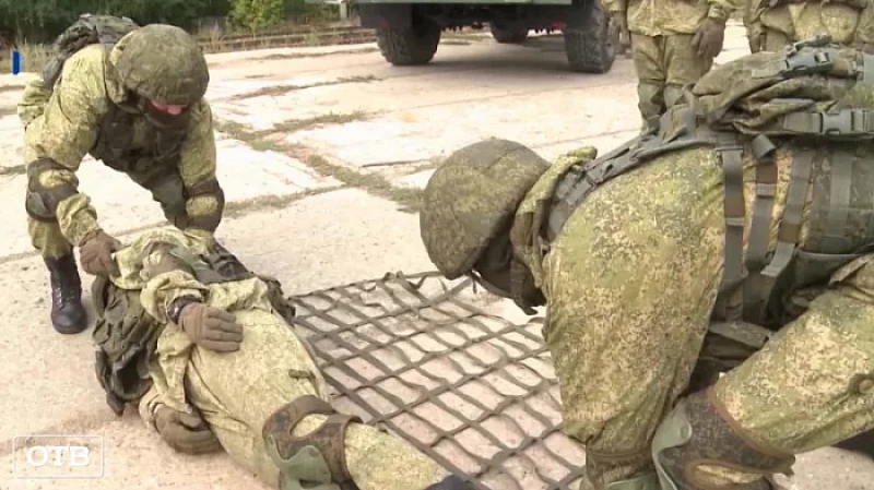 Волонтёры из Екатеринбурга изготавливают носилки для раненых