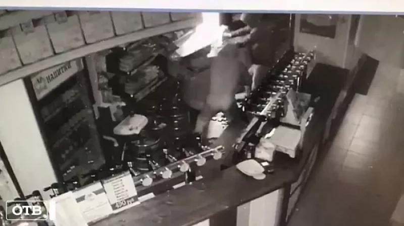 Парни в капюшонах обчистили 7 магазинов одной сети Екатеринбурга