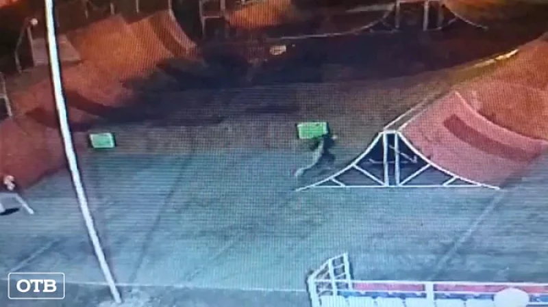 В Берёзовском подростки пытались сорвать со здания флаг России