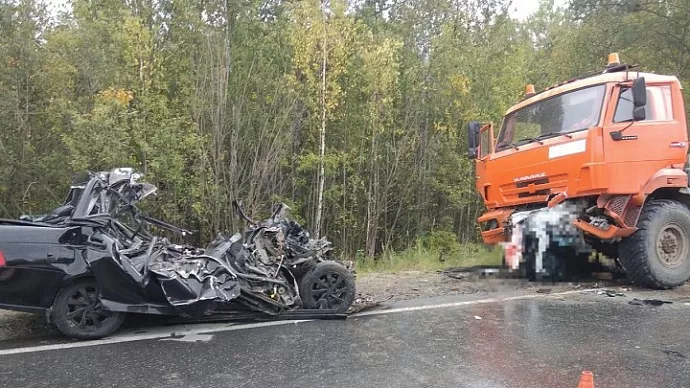 Жуткое ДТП в ХМАО: «Приора» на 160 км/ч залетела под КамАЗ