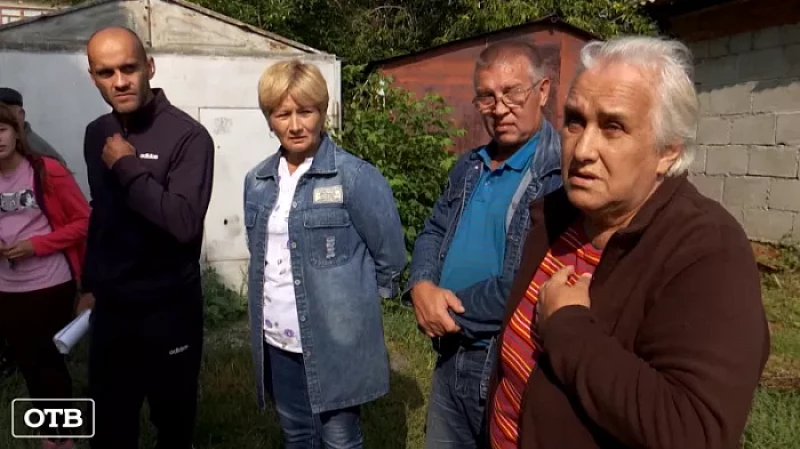 Жители Большого Истока добиваются ремонта обвалившейся выгребной ямы