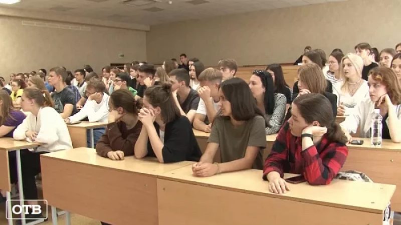 Свердловские борцы с экстремизмом и наркотиками пообщались со студентами-первокурсниками