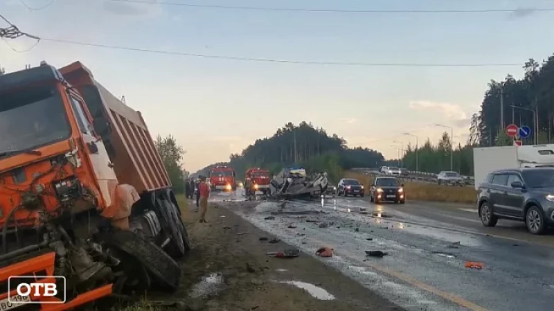 Под Берёзовским кроссовер с лодкой врезался в грузовик: один человек погиб