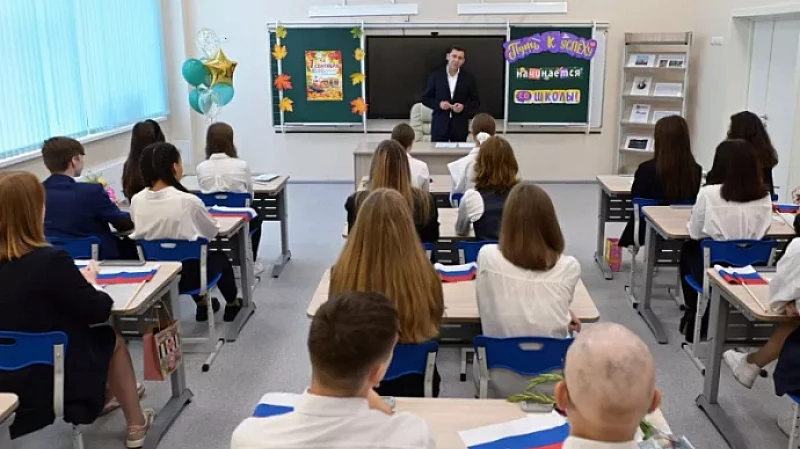 Евгений Куйвашев провёл урок для старшеклассников в новой школе Берёзовского
