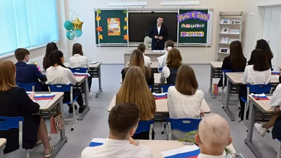 Евгений Куйвашев провёл урок для старшеклассников в новой школе Берёзовского