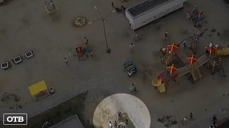 Конфликт из-за теремка: екатеринбурженка на детской площадке объяснила подростку, что он не прав