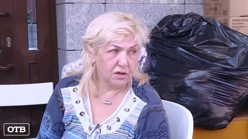 Гражданка СССР: в Екатеринбурге женщина поселилась на крыльце элитного жилого комплекса