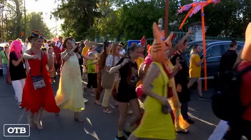 В Сысерти карнавалом завершился фестиваль «Лето на заводе»