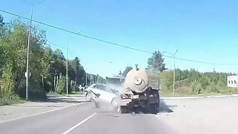 Смертельное лобовое ДТП под Нижним Тагилом: легковушка влетела в КамАЗ