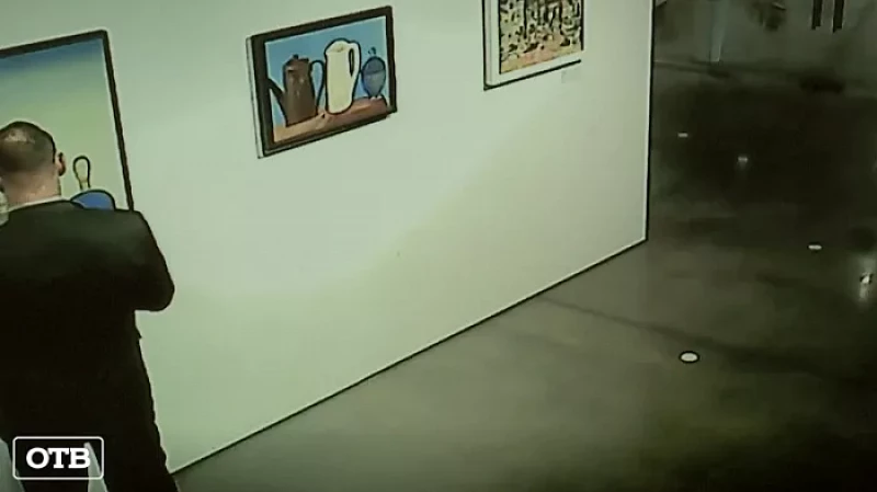 Видео, на котором охранник Ельцин Центра рисует глаза на картине ученицы Малевича, изучили в суде