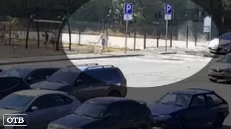 В Берёзовском пёс снёс дверь вольера и повалил на землю двухлетнюю девочку