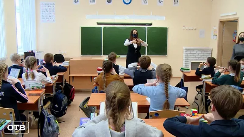 Врачи рекомендуют ввести в свердловских школах меры против распространения COVID-19