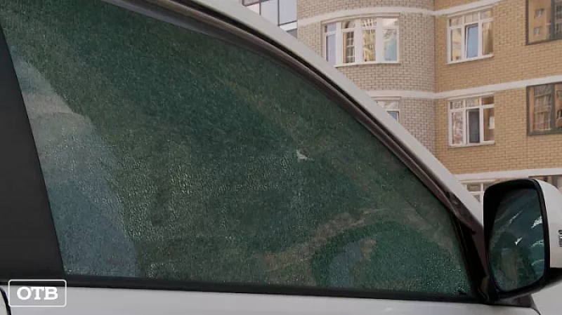 В Чкаловском районе Екатеринбурга неизвестные разбили стёкла у трёх автомобилей