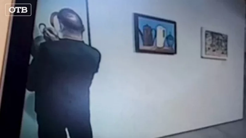 Видео: охранник «Ельцин Центра» рисует глаза на картине ученицы Малевича стоимостью 75 млн рублей