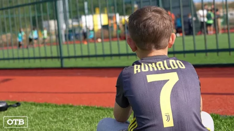 В Сысерти появилось футбольное поле нового поколения