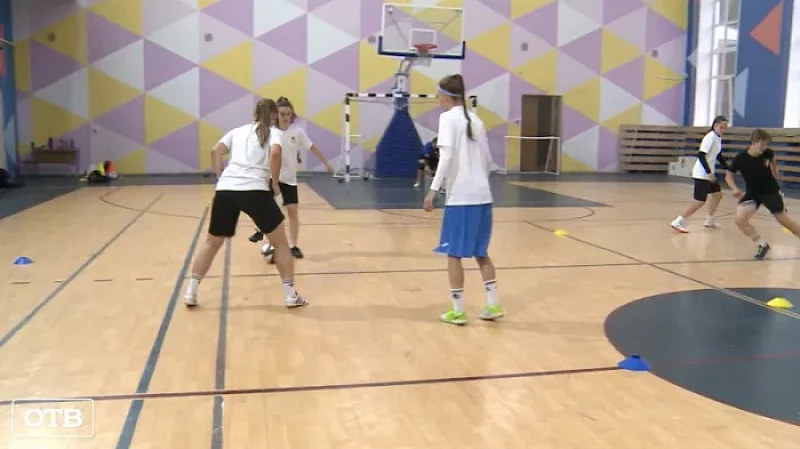 Женская мини-футбольная команда готовится к городским соревнованиям