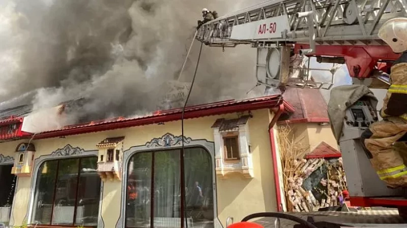 На Уралмаше загорелось фермерское кафе