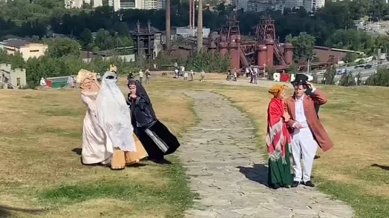 Гости из прошлого: купцы, старообрядцы и рабочие заводов гуляют на Лисьей горе