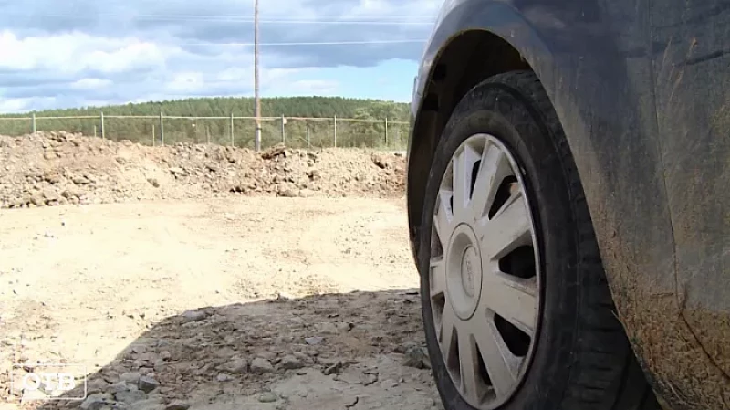 Жители СНТ оказались отрезаны от трассы: на выезде вырыли глубокий ров