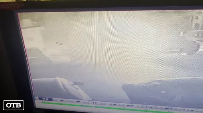 Момент поджога двух иномарок в Екатеринбурге попал на видео