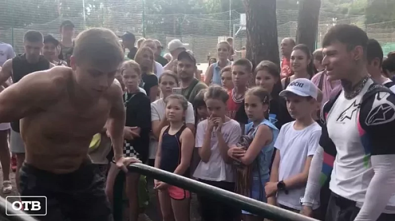 Подтягивались и отжимались: Niletto провёл тренировку для поклонников в Екатеринбурге