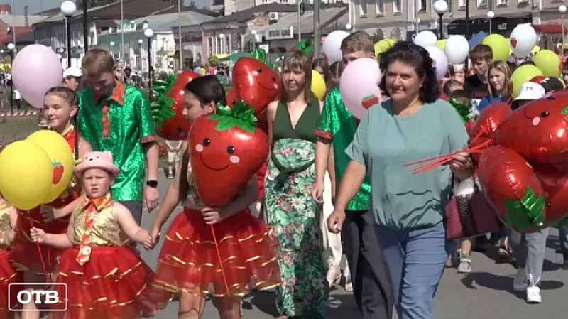 Этно-джаз, конкурс сарафанов и килограммы земляники: в Камышлове с размахом отметили День города
