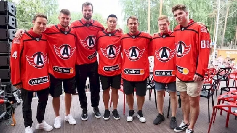 Хоккейный клуб «Автомобилист» представил новую форму на сезон