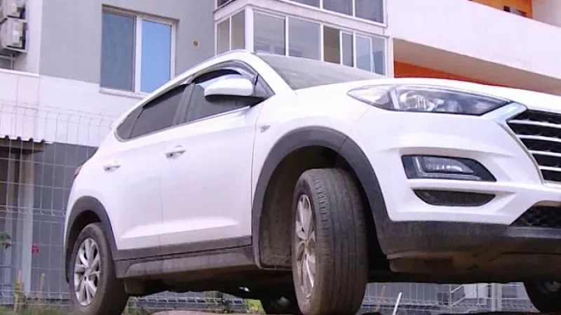 Креативная месть строителей: вокруг иномарки, помешавшей ремонту дороги, вырыли ямы