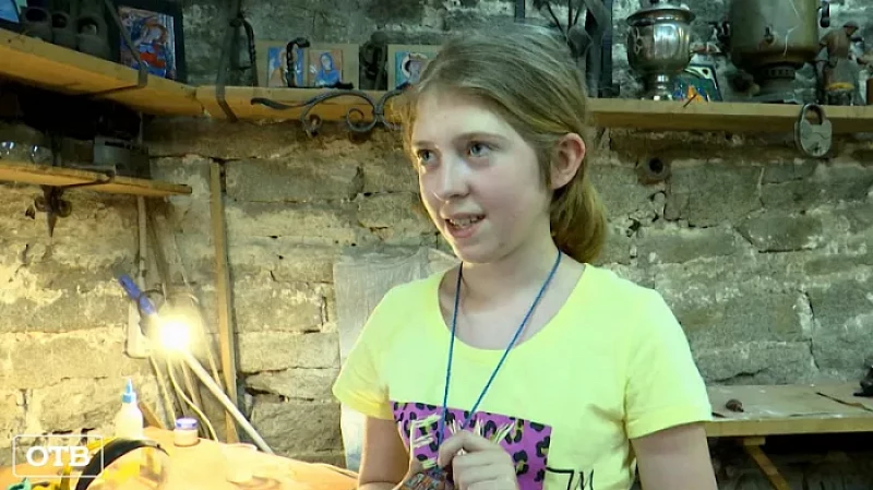 Юная художница из Екатеринбурга рисует на меди