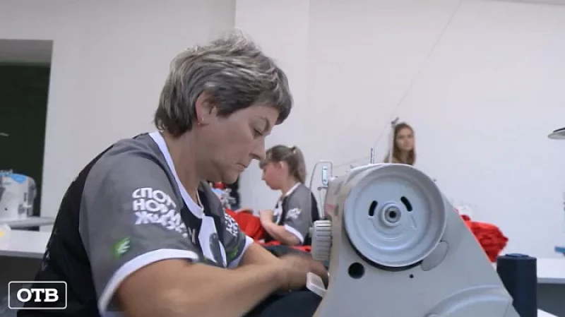 Модное импортозамещение: на швейной фабрике в Дегтярске готовы заменить ушедшие зарубежные бренды спортивной одежды