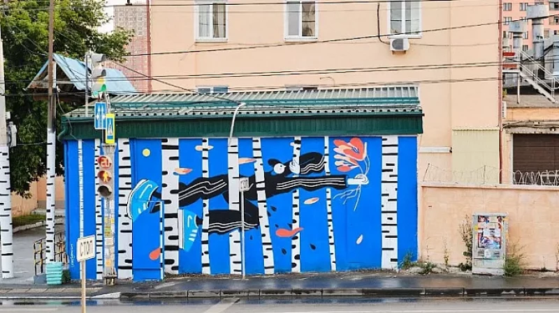 В Екатеринбурге появился новый арт-объект, на котором изображены «парни с района»