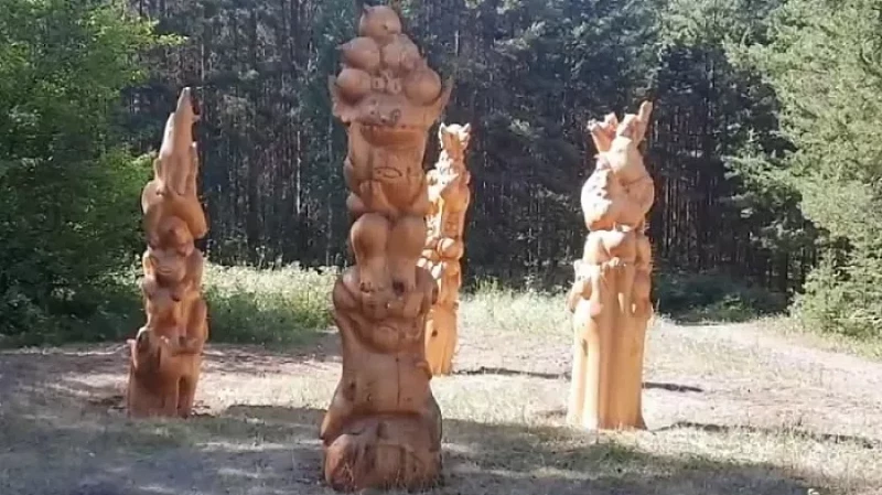 На Уктусе художница Наталья Пастухова создала арт-обект «Городские идолы»