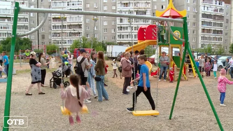 В одном из дворов на Эльмаше появился современный детский игровой комплекс