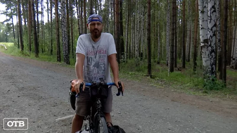 Путешественник из Санкт-Петербурга едет на велосипеде до Владивостока, чтобы сбросить лишний вес